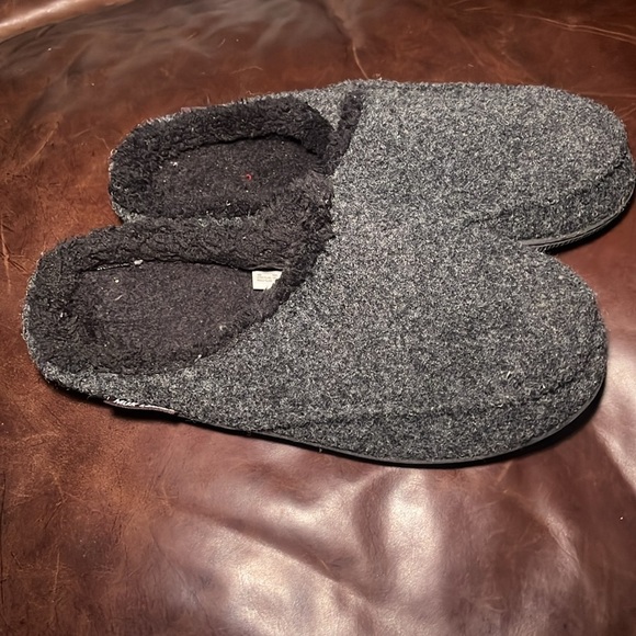 Muk Luks Cozy Gray Fuzzy Slippers size 8-9 - Picture 2 of 7